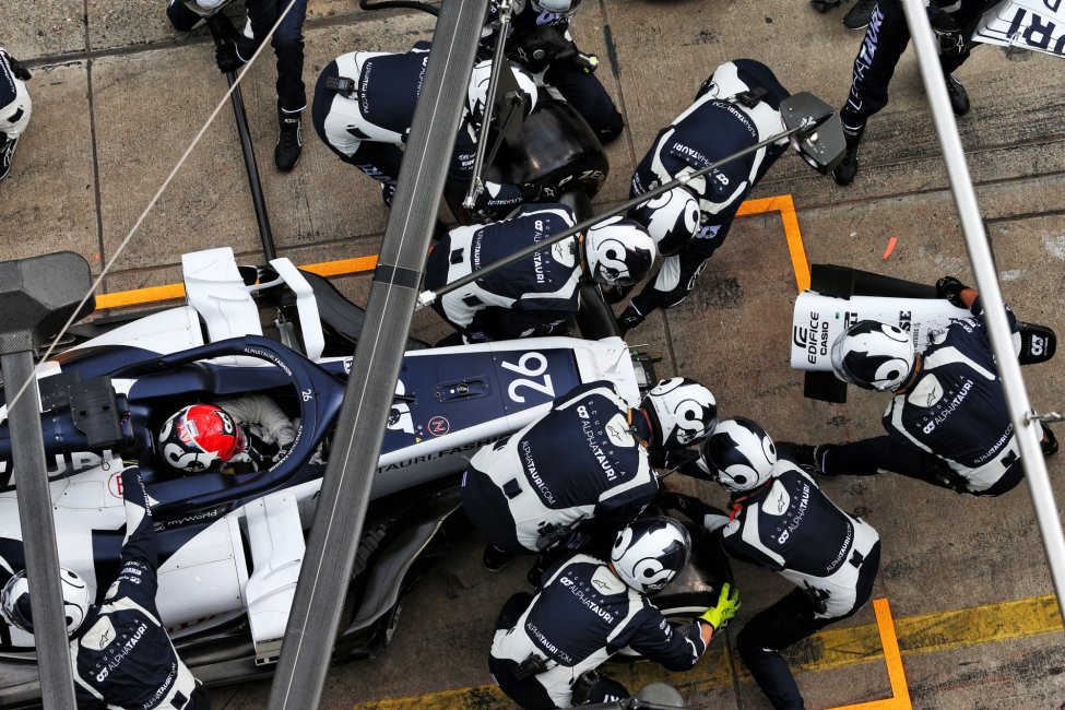 F1 pitstop front wing change Daniil Kvyat Alpha Tauri 2020
