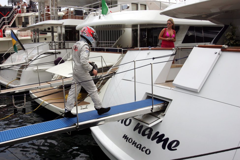 Kimi Raikkonen loopt naar zijn jacht nadat hij uitvalt tijdens de Grand Prix van Monaco