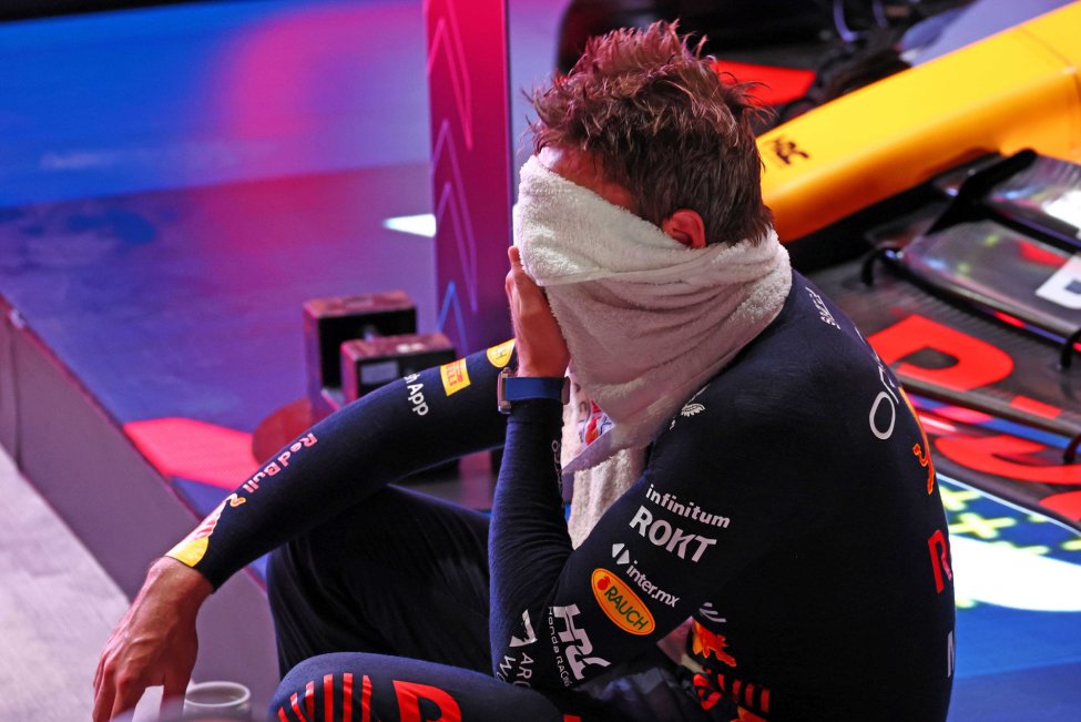how do f1 drivers pee during a race