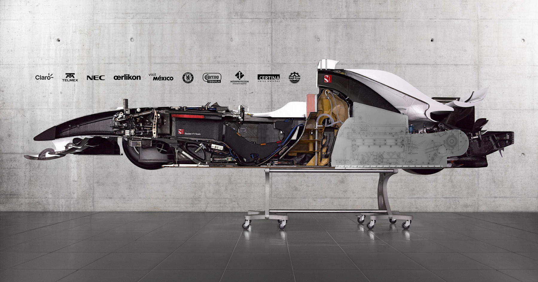 Split Car Video: This is what a F1 car looks like after being split in half ...