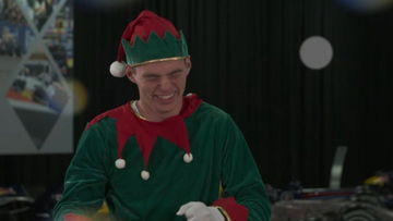 Kerstelf Max en Santa Ricciardo gaan door het lint in heerlijke Red Bull-kerstklassieker