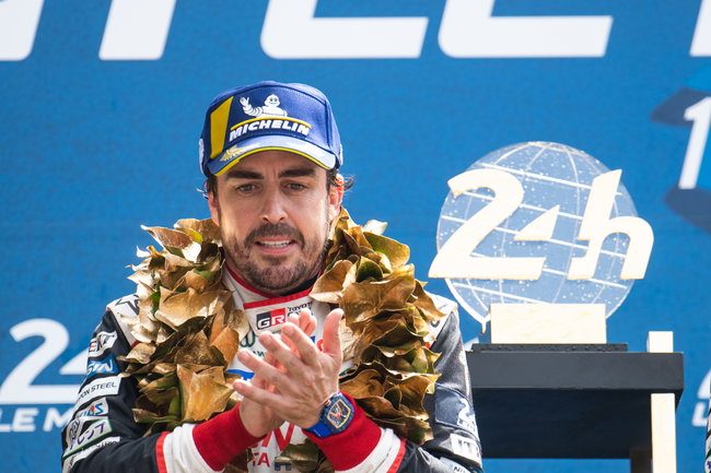 Fernando Alonso staat op het podium na het winnen van de 24 Uur van Le Mans
