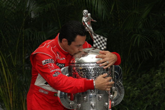 Hélio Castroneves kissing the trophy after winning the Indianapolis 500 for the third time