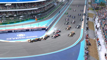 Video: Torpedo Perez ramt Verstappen bijna uit GP Miami