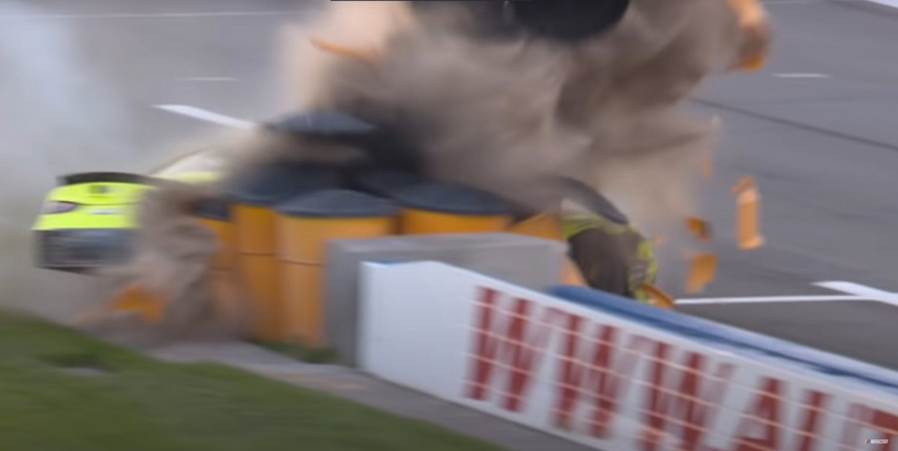 Video: Enorme zandexplosie na harde zijwaartse crash in NASCAR ...