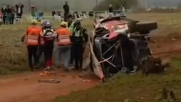 Video: WRC-auto vliegt ondersteboven door elektriciteitsmast; coureurs naar het ziekenhuis