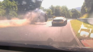 Raceleider beukt achterblijver ondersteboven met onmogelijke actie