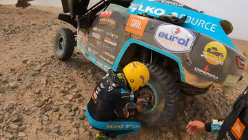 Video: Team Coronel laat zien hoe je een band verwisselt in de Dakar Rally