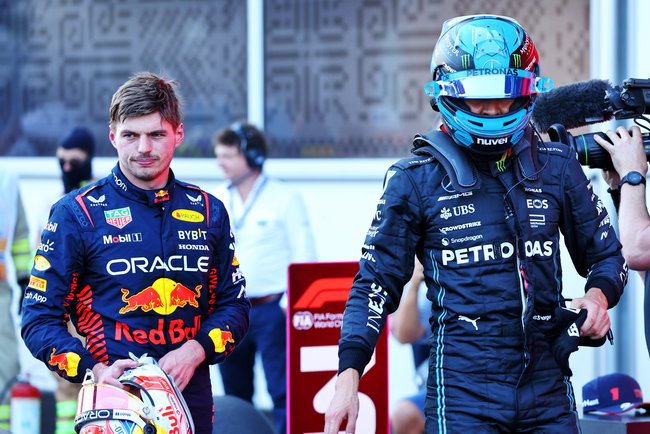 Max Verstappen and George Russell na de F1 Sprint race in Bakoe, Azerbeidzjan