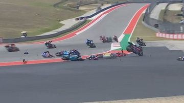 Moto2-race stilgelegd na snoeiharde crash, ook Veijer onderuit