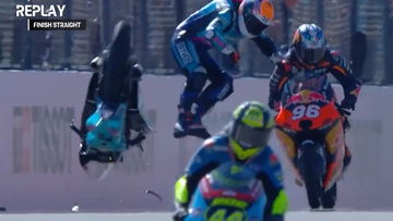 Bizar: Slapende Moto3-coureur klapt na finish vol op racewinnaar