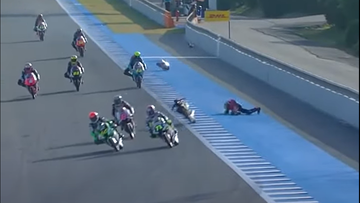 Video: Bizarre crash in de Moto3 met een onbemande motor