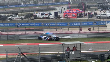 Enorme chaos in MotoGP: Safety car crasht, coureurs rennen door pitstraat