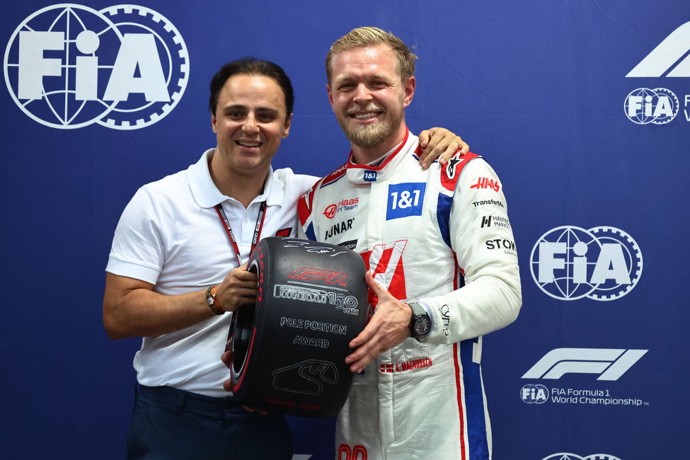 Haas F1-driver Kevin Magnussen with the Pirelli pole position award during the F1 Sprint in Brazil (Interlagos) 2022
