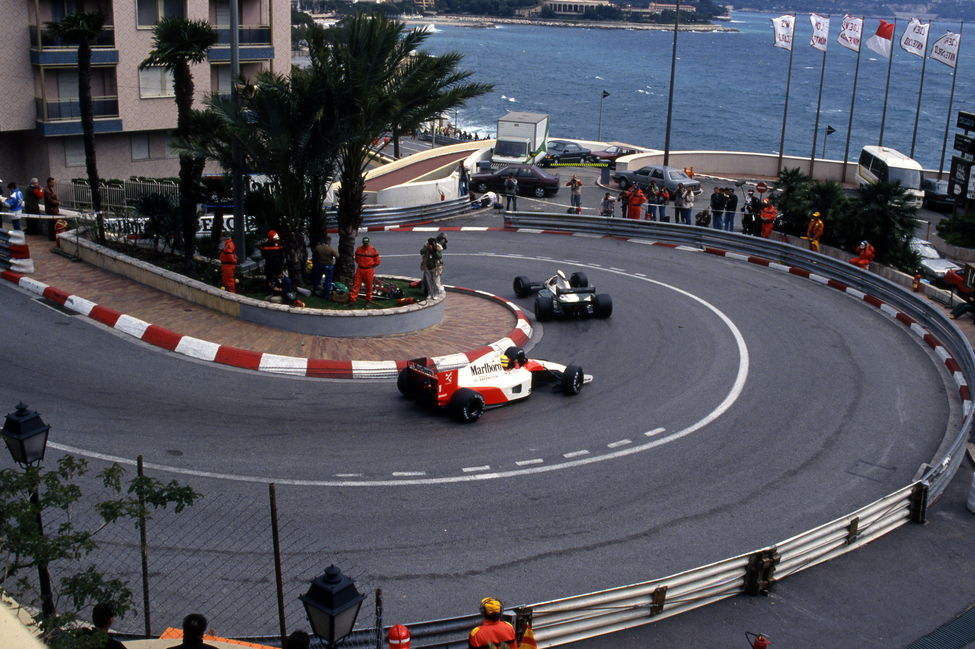 Ayrton Senna leidt de Grand Prix van Monaco